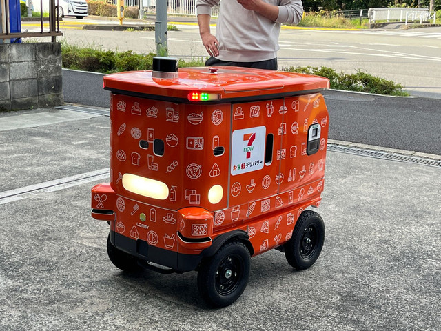 Robot pesan antar LM-A hasil kolaborasi Suzuki Motor Corporation, Lomby, Inc., dan Seven Eleven.  Foto: Syahrul Ghiffari/kumparan