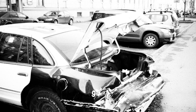 Sumber Foto https://www.pexels.com/id-id/foto/foto-grayscale-dari-mobil-rusak-yang-diparkir-di-luar-1230677/