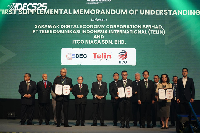 Penandatanganan Memorandum of Understanding (MoU) antara PT Telekomunikasi Indonesia International (Telin), Sarawak Digital Economy Corporation Berhad (SDEC), dan ITCO Niaga Sdn Bhd (ITCO) pada acara International Digital Economy Conference Sarawak (IDECS) 2025, Rabu (22/10), di Borneo Convention Centre Kuching (BCCK). Foto: Telkom