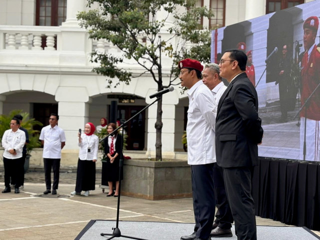 Mensos Saifullah Yusuf (Gus Ipul) dan Wamensos Agus Jabo Priyono menghadiri upacara Sumpah Pemuda dengan siswa SRMA 10 Jakarta Selatan, SRMA 9 Jakarta Timur, SRMP 6 Jakarta Timur di Museum Bank Indonesia, Selasa (28/10/2025).
 Foto: Amira Nada Fauziyyah/kumparan
