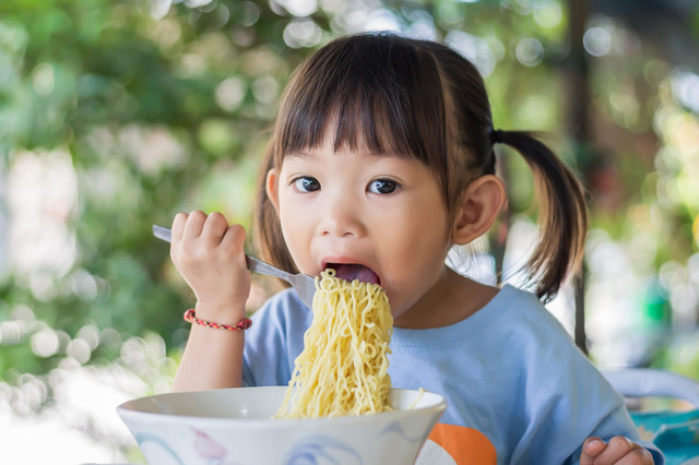 Ilustrasi bayi lahap makan mi. Foto: Waridsara_HappyChildren/Shutterstock