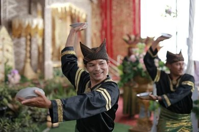 Ilustrasi gambar tarian adat Minangkabau. Sumber: Shutter Stock.