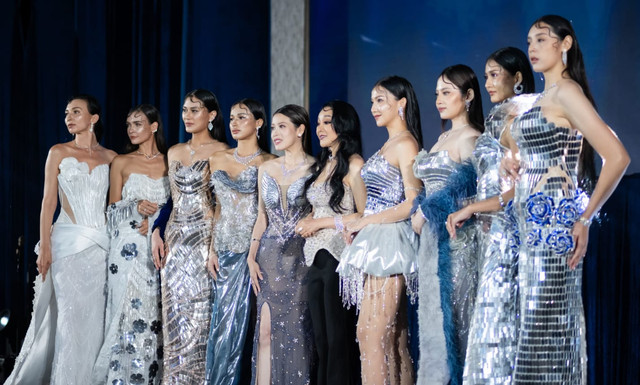 Para model mengenakan koleksi perhiasan Morning Dew.