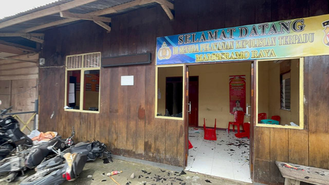 SPKT Polres Mamberamo Raya di Kampung Burmeso, Distrik Mamberamo Tengah, Kabupaten Mamberamo Raya, Papua, diserang massa, Selasa (28/10/2025) siang. Foto: Humas Polda Papua