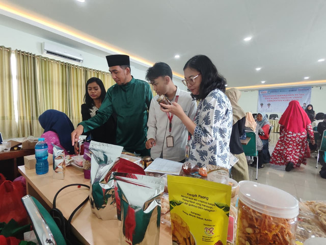 Kolaborasi Alfamart bersama Pemerintah Kabupaten Kubu Raya, Kalimantan Barat untuk mendorong UMKM lokal hingga tembus pasar nasional. Foto: Dok. Alfamart