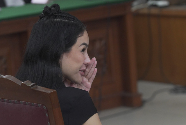 Terdakwa Nikita Mirzani saat menjalani sidang putusan di Pengadilan Negeri Jakarta Selatan, Jakarta, Selasa, (28/10/2025). Foto: Agus Apriyanto