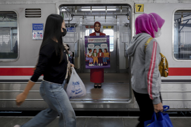 Petugas KAI membawa poster kampanye anti pelecehan seksual di Stasiun Manggarai, Jakarta, Selasa (28/10/2025). Foto: Jamal Ramadhan/kumparan
