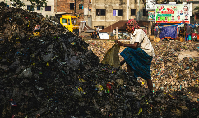 Seorang Pria memungut sampah. Foto: Shardar Tariqul Islam/pexels.com