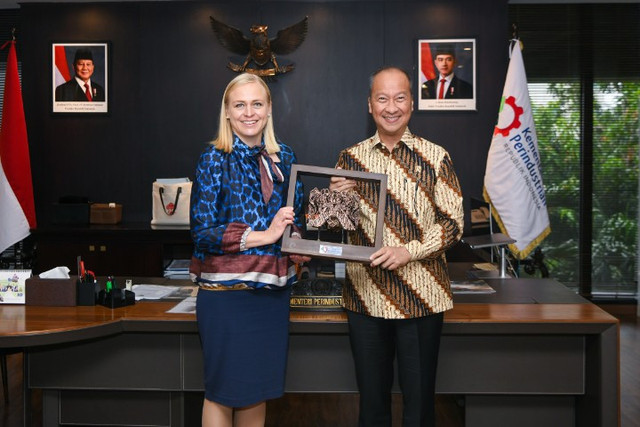 Menteri Perindustrian Agus Gumiwang Kartasasmita yang didampingi oleh Dirjen Ketahanan, Perwilayahan dan Akses Industri Internasional (KPAII) Try Supondy menerima kunjungan Menlu Finlandia Elina Valtonen beserta delegasi di Jakarta, 27 Oktober 2025. Foto: Kemenperin
