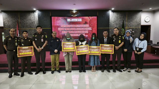 Lima korban tindak pidana kekerasan seksual (TPKS) dokter M. Syafril Firdaua alias dokter Iril menerima restitusi di Garut, Selasa (28/10/2025). Foto: Dok. kumparan