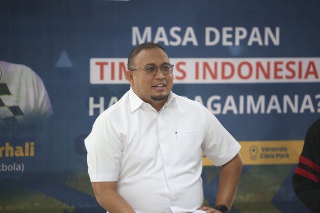 Andre Rosiade bicara pada awak media di Mandiri Media Cup 2025 resmi dibuka di CIBIS Park, Jakarta Selatan, pada Selasa (28/10/2025). Foto: Dok. PSSI Pers