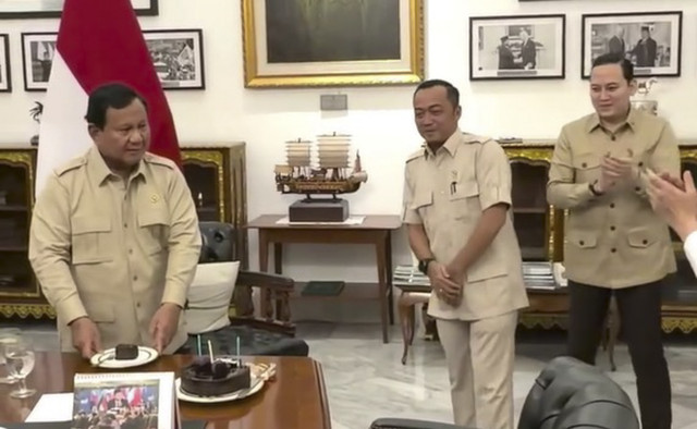 Menteri Sekretaris Negara Prasetyo Hadi mendapatkan kejutan dari Presiden Republik Indonesia Prabowo Subianto dan Sekretaris Kabinet Letkol Teddy Indra Wijaya di hari ulang tahunnya hari ini, Selasa (28/10/2025). Foto: Instagram/ @prasetyo_hadi28