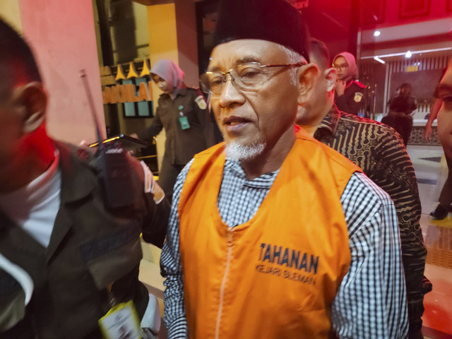 Kejaksaan Negeri Sleman menahan eks Bupati Sleman Sri Purnomo yang sebelumnya telah ditetapkan sebagai tersangka kasus korupsi Dana Hibah Pariwisata, Selasa (28/10/2025). Foto: Dok. Kejati DIY