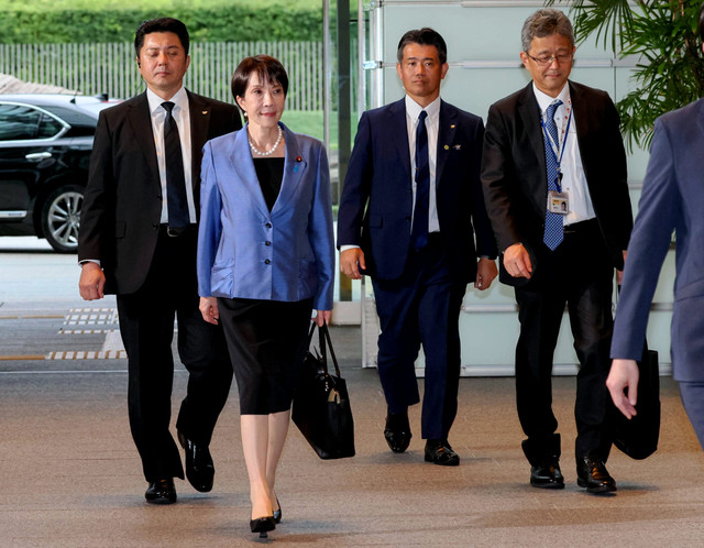 Gaya PM Jepang Sanae Takaichi pakai tas lokal saat melantik kabinetnya di Tokyo, Jepang, Selasa (21/10/2025). Foto: Dok, Kantor PM Jepang
