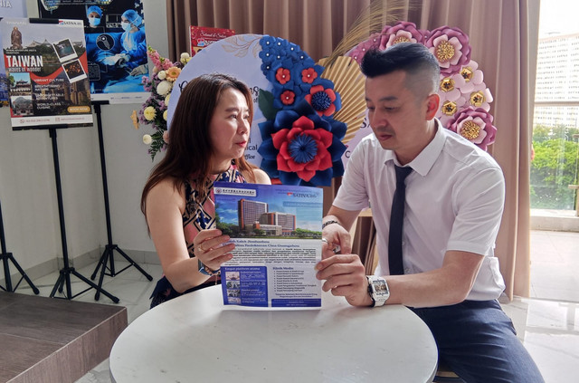 Jenny Soegiarto (kiri) Direktur Sativa Travel Medical. Foto: Masruroh/Basra