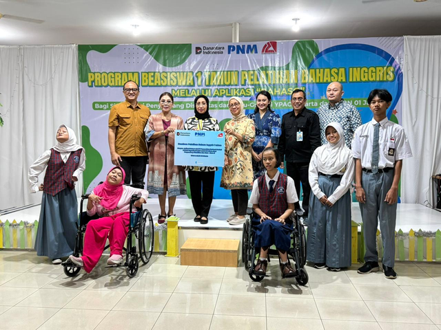 PNM bekerja sama dengan INDISI bagikan beasiswa belajar bahasa Inggris selama satu tahun penuh untuk pelajar dan pengajar disabilitas cerebral palsy di SLBD D1 Yayasan Peduli Anak Cacat (YPAC) Jakarta dan juga SLBN 01 Jakarta. Foto: Dok. PNM