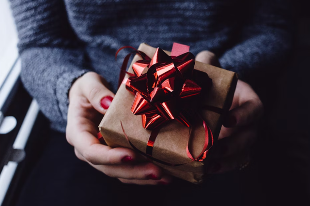 Ilustrasi allah memberikan perintah untuk saling berbagi di antaranya melalui hadiah dan sedekah. jelaskan makna hadiah dan sedekah. Sumber: Unsplash/freestocks