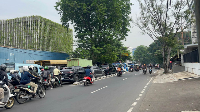 Pengendara motor yang melawan arah di Jalan Raya Kebayoran Lama arah Permata Hijau, Jakarta Selatan. Rabu (29/10/2025). Foto: Rayyan Farhansyah/kumparan