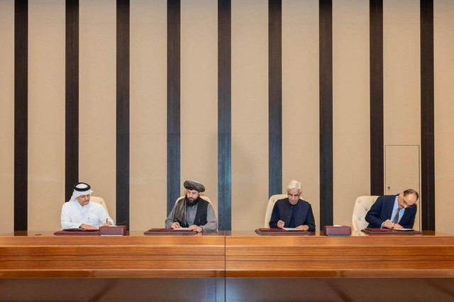 Menteri Pertahanan Afghanistan, Mullah Mohammad Yaqoob Mujahid, dan Menteri Pertahanan Pakistan, Khawaja Muhammad Asif, menandatangani perjanjian gencatan senjata, dalam pertemuan negosiasi yang dimediasi oleh Qatar dan Turki, di Doha, Qatar (19/10). Foto: QATAR MINISTRY OF FOREIGN AFFAIRS