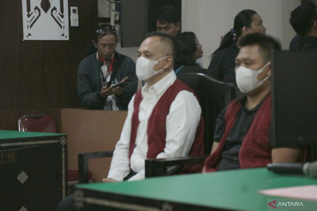 Kompol I Made Yogi Purusa Utama (kiri) dan Ipda I Gde Aris Chandra Widianto (kanan) dalam sidang pembacaan dakwaan di Pengadilan Negeri Mataram, NTB, Senin (27/10/2025). Foto: ANTARA/Dhimas B.P.