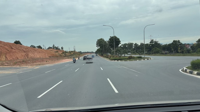 Suasana jalan nasional terdiri lima lajur, pada salah satu sisinya. Lebar, kualitas bagus dan memadai. Menjadi daya tarik tersendiri berkendara di Batam. (Foto A. Afandi)