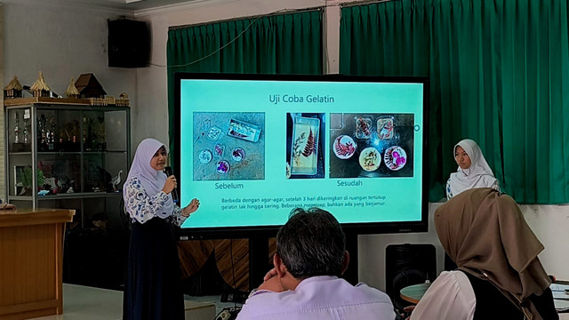 Siswa mempresentasikan uji coba gelatin di layar papan interaktif SMP Negeri 28 Bandung, Rabu (29/10/2025).  Foto: Linda Lestari/kumparan