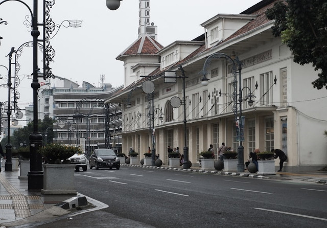 Ilustrasi Rute Bandros Jalan-Jalan Persib dan Harga Tiketnya, Foto:Unsplash/Neermana Studio