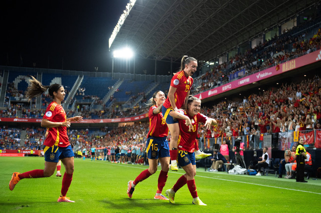 Selebrasi Timnas Wanita Spanyol usai dipastikan lolos ke final UEFA Women's Nations League 2025. Foto: AFP/Jorge Guerrero
