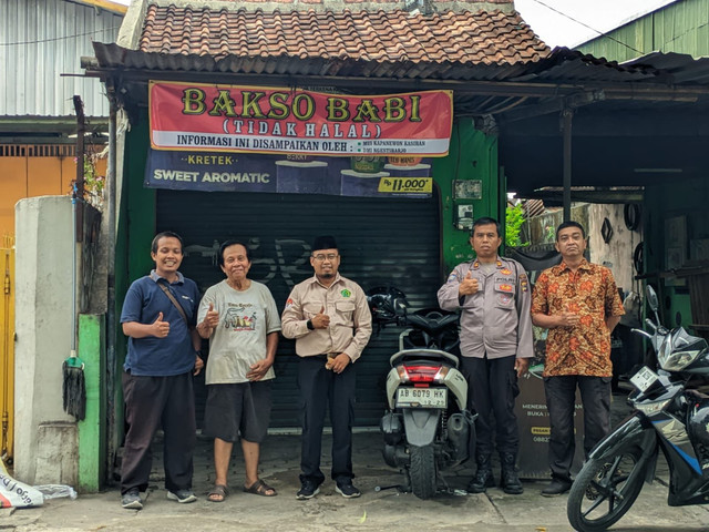 Pemasangan spanduk "bakso babi (tidak halal)" di sebuah warung bakso di Kapanewon Kasihan, Kabupaten Bantul. Foto: Dok. DMI Ngestiharjo