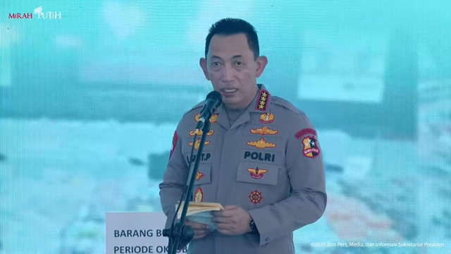 Kapolri Listyo Sigit Prabowo dalam acara pemusnahan total 214,84 ton barang bukti narkoba di Lapangan Bhayangkara, Mabes Polri, Jakarta Selatan, Rabu (29/10/2025). Foto: YouTube/ Sekretariat Presiden