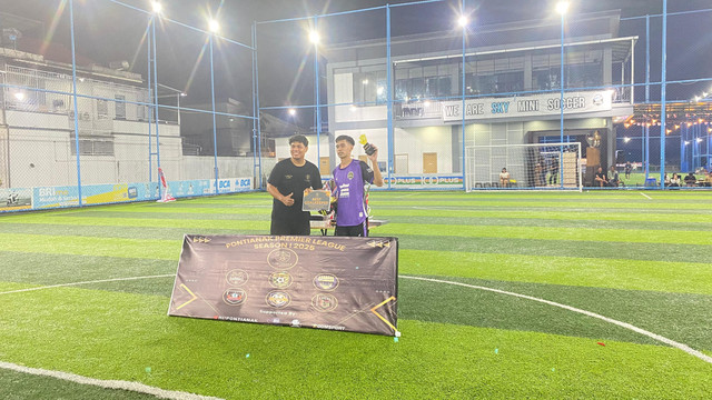 Ketua Panitia Pelaksana PPL Season 1 2025, Tirza Dialin, memberikan penghargaan kepada Best Goal Keeper. Foto: Alycia Tracy Nabila/Hi!Pontianak