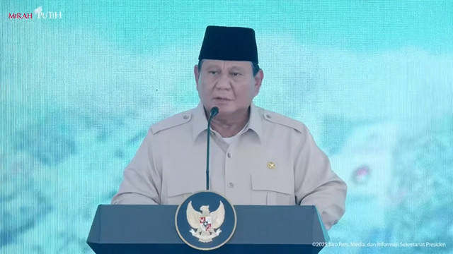 Presiden Republik Indonesia Prabowo Subianto memberikan sambutan dalam acara pemusnahan total 214,84 ton barang bukti narkoba di Lapangan Bhayangkara, Mabes Polri, Jakarta Selatan, Rabu (29/10/2025). Foto: YouTube/ Sekretariat Presiden