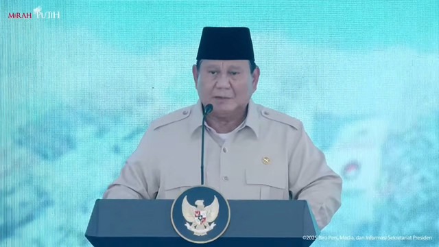 Presiden Republik Indonesia Prabowo Subianto memberikan sambutan dalam acara pemusnahan total 214,84 ton barang bukti narkoba di Lapangan Bhayangkara, Mabes Polri, Jakarta Selatan, Rabu (29/10/2025). Foto: YouTube/ Sekretariat Presiden