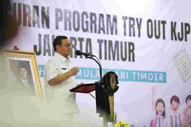 Gubernur DKI Jakarta, Pramono Anung, meluncurkan program Kartu Jakarta Pintar (KJP) Try Out bagi siswa kelas XII di Jakarta Timur, Selasa (21/10). Foto: Pemprov DKI Jakarta