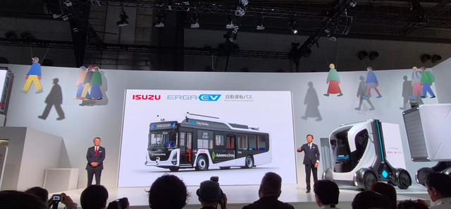 Presiden dan COO Isuzu Motors Limited, Shinsuke Minami (kiri) di Japan Mobility Show 2025. Foto: Angga Sukmawijaya/kumparan