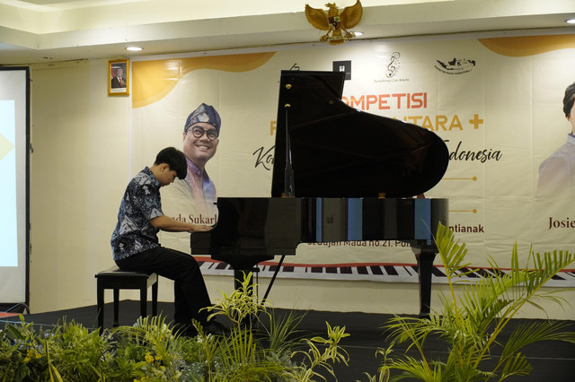 Samuel Dazhill, pemenang utama Kompetisi Piano Nusantara Plus 2025 dari Pontianak yang diapit oleh juri Ananda Sukarlan & Josie Lincoln di Hotel Aston Pontianak. Foto: Dok. Symphony Con Amore