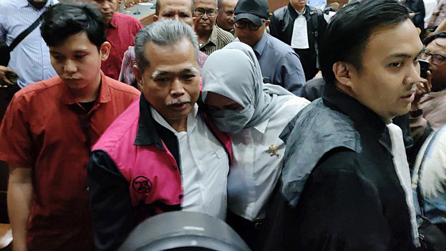 Hakim Djuyamto memeluk istrinya, Dyah Ayu Kusuma Wijaya usai persidangan di Pengadilan Tipikor Jakarta, Rabu (29/10/2025). Foto: Jonathan Devin/kumparan