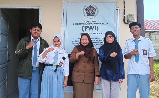 Foto bersama dalam penarikan siswa SMK Amaliyah PKL di PWI Sekadau. Foto: Dok. PWI Kabupaten Sekadau