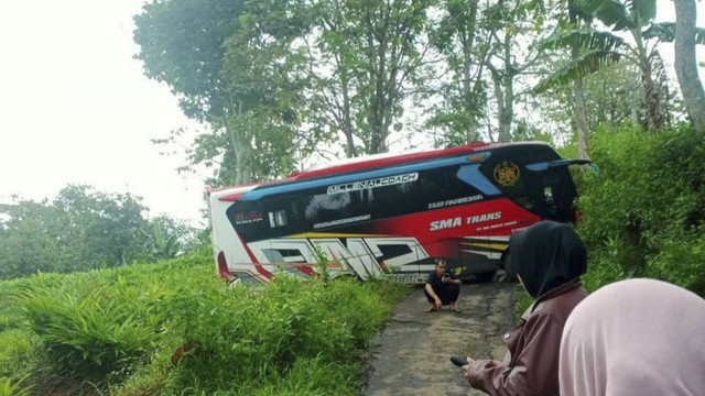 Bus Peziarah Walisongo terperosok di Jalan Hutan Desa Plukaran, Kecamatan Gembong, Kabupaten Pati, Rabu (29/10/2025). Foto: Dok. Humas Polresta Pati