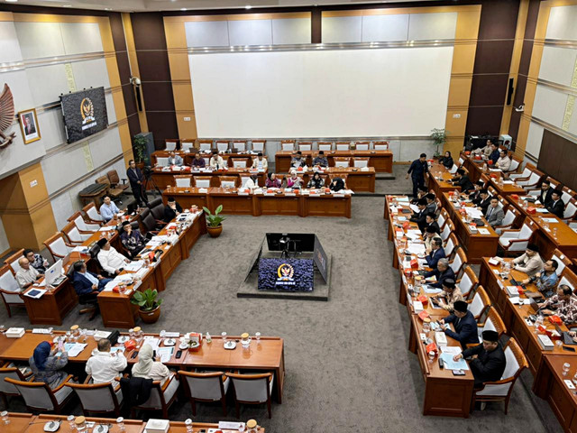 Komisi VIII DPR RI menggelar rapat kerja bersama Kementerian Haji dan Umrah dengan agenda penentuan BPIH 2026 di gedung DPR RI, Senayan, Jakarta Pusat, Rabu (29/10/2025). Foto: Abid Raihan/kumparan