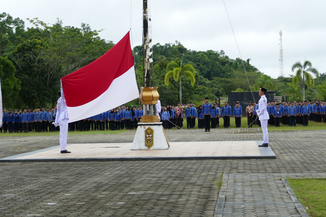 Upacara peringatan Hari Sumpah Pemuda di Halaman Kantor Bupati Sekadau. Foto: Dok. Kantah Sekadau