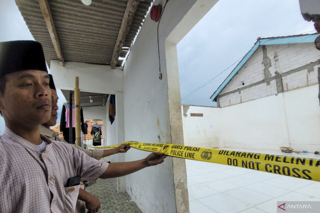 Garis polisi di lokasi kejadian atap asrama putri Ponpes Syekh Abdul Qodir Jaelani ambruk, Rabu (29/10/2025). Foto: Novi Husdinariyanto/Antara