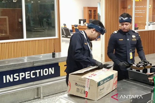 Petugas Bea Cukai Ngurah Rai memeriksa barang bawaan pelaku perjalanan luar negeri di Bandara Ngurah Rai, Bali, Selasa (5/8/2025).  Foto: Dewa Ketut Sudiarta Wiguna/ANTARA