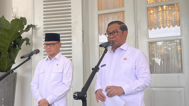 Menteri Perlindungan Pekerja Migran Indonesia (P2MI) Mukhtarudin dan Gubernur DKI Jakarta Pramono Anung di Balai Kota, Gambir, Jakarta Pusat, Rabu (29/10/2025). Foto: Nasywa Athifah/kumparan