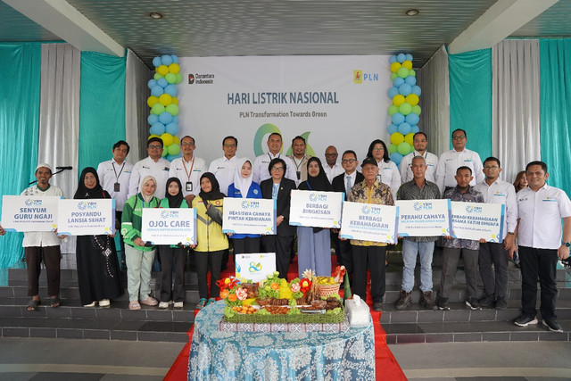 PLN UID Kalimantan Barat memberikan bantuan program sosial di Hari Listrik Nasional ke 80, seperti Senyum Guru Ngaji, Posyandu Lansia Sehat, Ojol Care, Beasiswa Cahaya Pintas Kebidanan, Berbagi Bingkisan, Berbagi Kebahagiaan, Perahu Cahaya, dan Berbagi Kebahagiaan Bersama Yatim dan Dhuafa. Foto: Dok. PLN UID Kalbar