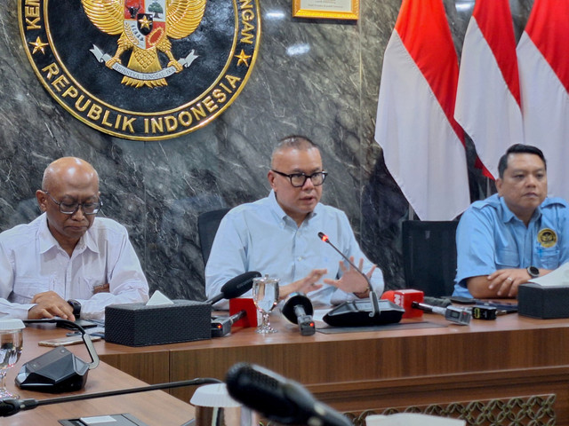 Staf Ahli Menteri Bidang Transformasi Digital dan Hubungan Antar Lembaga Kemenko Pangan, Bara Krishna Hasibuan (tengah) menghadiri konferensi pers di Kantor Kemenko Pangan, Jakarta Pusat pada Rabu (29/10/2025). Foto: Argya D. Maheswara/kumparan 