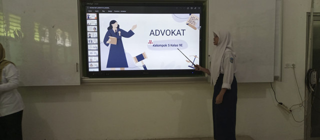 Siswa-siswi SMPN 13 Surabaya saat pembelajaran menggunakan smartboard. Foto: Dok. SMPN 13 Surabaya