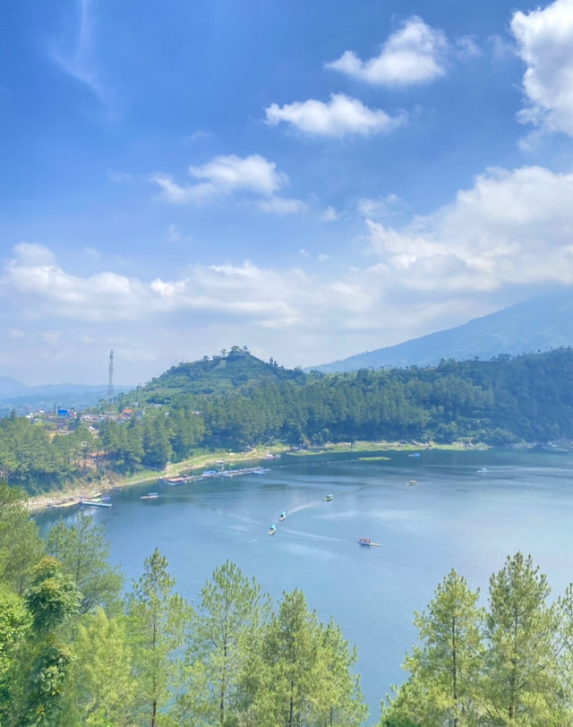 Pemandangan Telaga Menjer yang menakjubkan dengan air tenang dikelilingi perbukitan hijau, Sumber : Nayla Zalfa Gisela Azzahra (Pribadi)