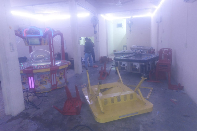 Suasana diduga lokasi tempat perjudian usai digrebek oleh sekelompok ibu-ibu di Kisaran, Asahan, Selasa (28/10/2025). Foto: Dok. Humas Polres Asahan