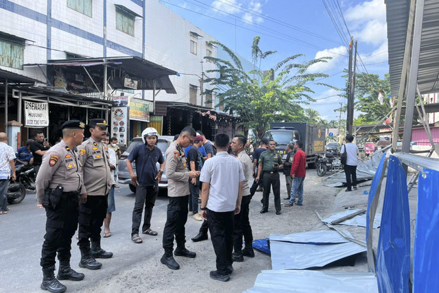 Suasana diduga lokasi tempat perjudian usai digrebek oleh sekelompok ibu-ibu di Kisaran, Asahan, Selasa (28/10/2025). Foto: Dok. Humas Polres Asahan